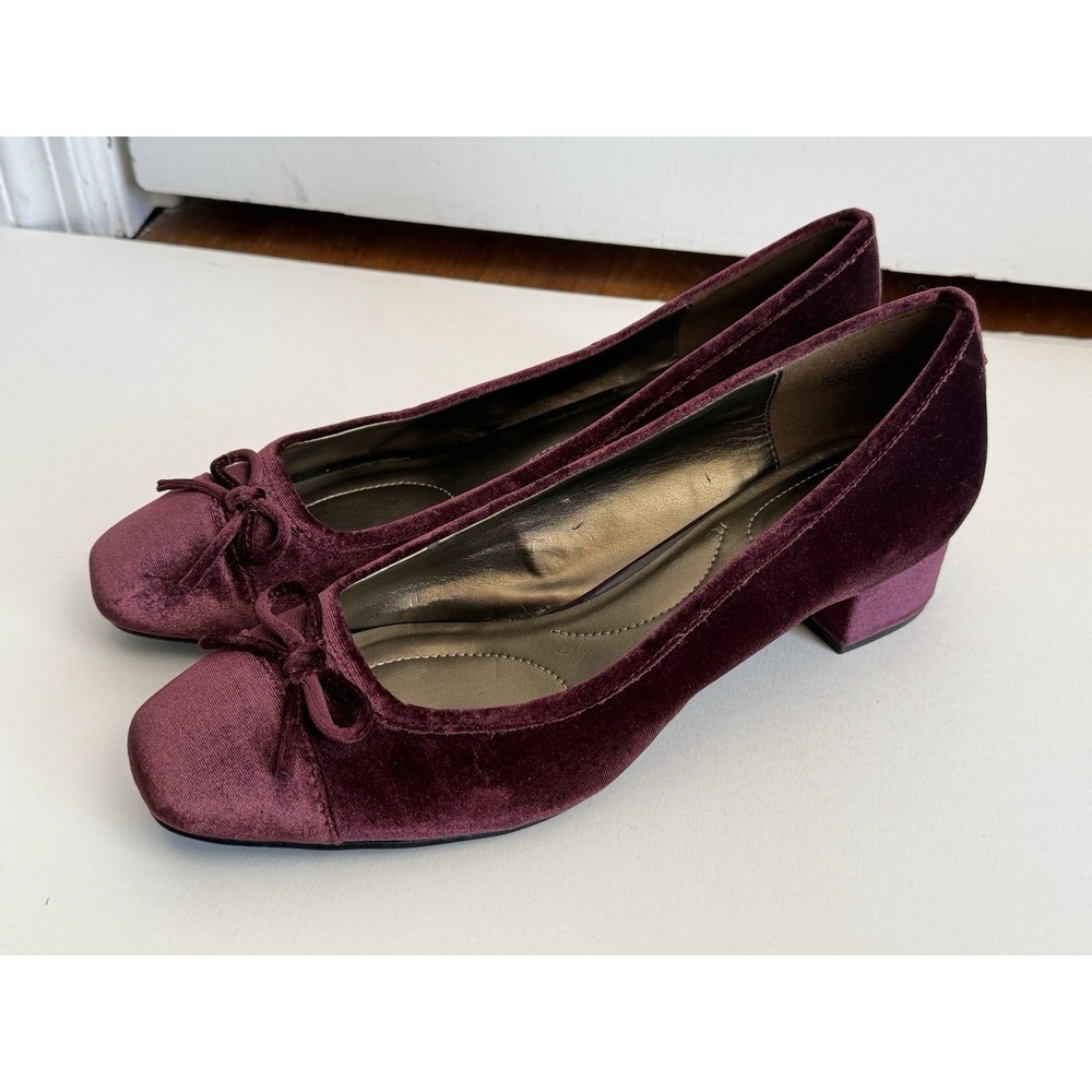 Bandolino Burgundy Purple Velvet Low Heel Women's Size 8.5